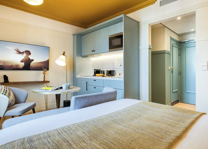 Hotel Mercure Centre Canal District 4*